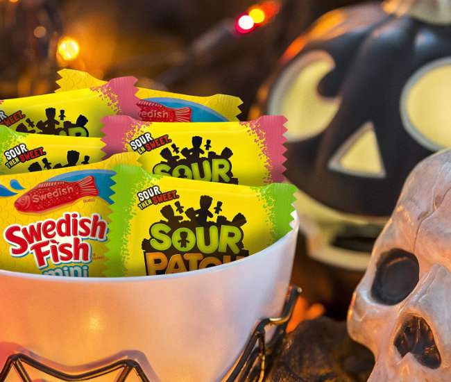 SOUR PATCH KIDS & SWEDISH FISH Mini Halloween Candy Variety Pack, 100 Trick or Treat Bags